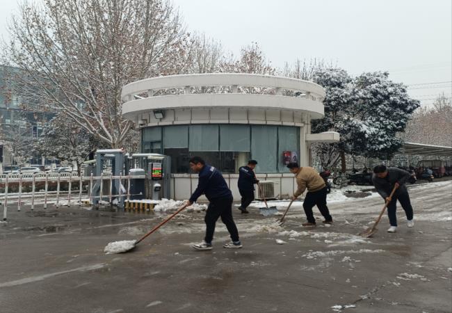 掃雪除冰我先行，冰雪更映黨旗紅